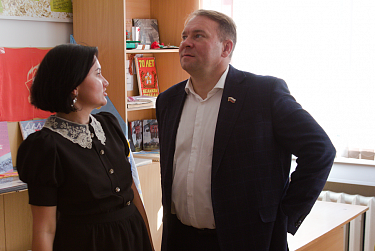 Депутаты Заксобрания пошли в школы